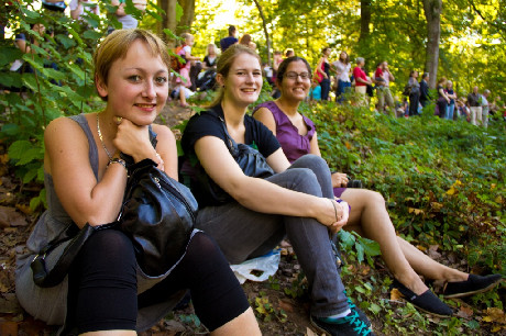 Những người dự thi ngồi trên bờ cổ vũ cho chú vịt của mình