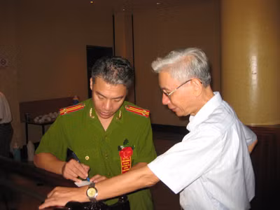 Một đại biểu ở Hà Nội tranh thủ gặp Trung tá Mai Trọng Thắng, Đội phó chống tội phạm tham nhũng (CAHN) đề nghị điều tra tham nhũng. Một đại biểu ở Hà Nội tranh thủ gặp Trung tá Mai Trọng Thắng, Đội phó chống tội phạm tham nhũng (CAHN) đề nghị điều tra tham nhũng