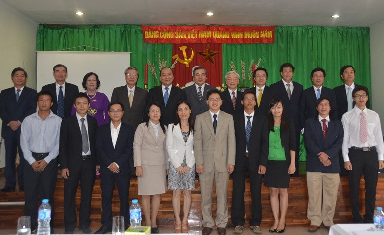 Tổng Bí thư Nguyễn Phú Trọng và đoàn công tác chụp ảnh với lưu học sinh, sinh viên tại Đại sứ quán Việt Nam tại Bangkok năm 2013.(Nguồn: Vũ Duy – Xuân Sơn/VOV-Bangkok) Tổng Bí thư Nguyễn Phú Trọng và đoàn công tác chụp ảnh với lưu học sinh, sinh viên tại Đại sứ quán Việt Nam tại Bangkok năm 2013.(Nguồn: Vũ Duy – Xuân Sơn/VOV-Bangkok)