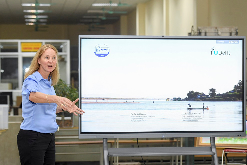 Bà Marjan Kreijins, Trưởng phòng Quản lý Dự án, Trung tâm đổi mới và tác động của TU Delft trình bày về dự án Khu thí nghiệm động rừng ngập mặn