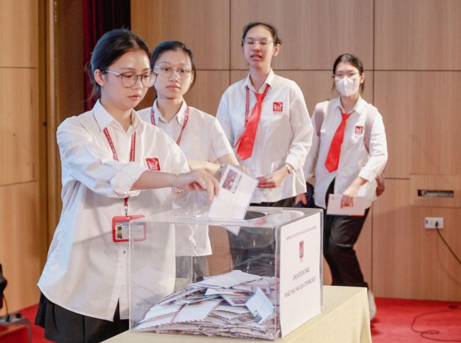 Học sinh Trường THPT Chuyên Khoa học Xã hội và Nhân văn, Trường Đại học Khoa học Xã hội và Nhân văn, Đại học Quốc gia Hà Nội chung tay ủng hộ đồng bào bị ảnh hưởng bởi bão, lũ. Ảnh: USSH Học sinh Trường THPT Chuyên Khoa học Xã hội và Nhân văn, Trường Đại học Khoa học Xã hội và Nhân văn, Đại học Quốc gia Hà Nội chung tay ủng hộ đồng bào bị ảnh hưởng bởi bão, lũ. Ảnh: USSH