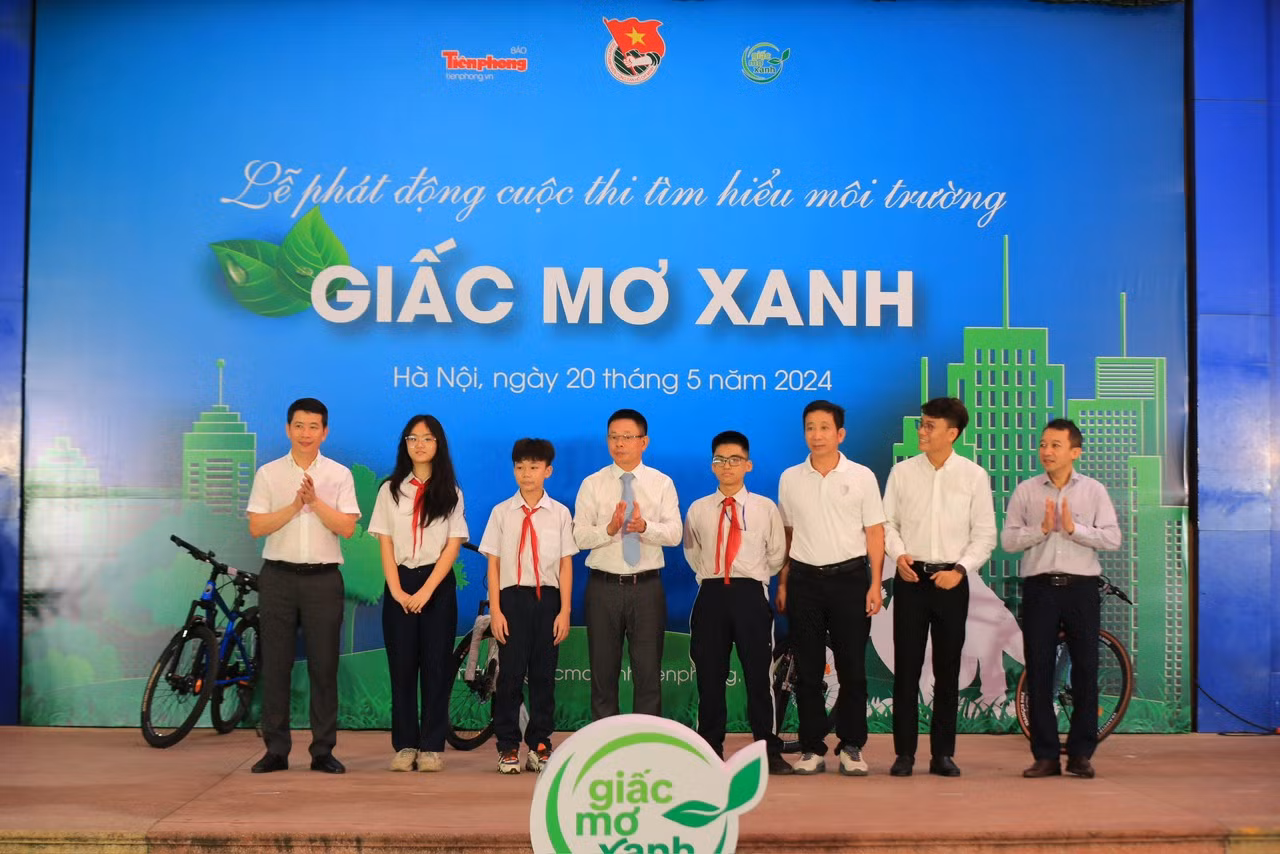 Nhân dịp này Ban tổ chức dành tặng các em học sinh Trường THCS Trưng Vương 4 chiếc xe đạp của nhà tài trợ thương hiệu xe đạp Francis để giúp các em vừa có phương tiện đến trường và vừa bảo vệ môi trường. Nhà tài trợ thương hiệu xe đạp Francis cũng dành tặng các em trong trường 20 voucher giảm giá khi mua xe. Ảnh: Trọng Tài