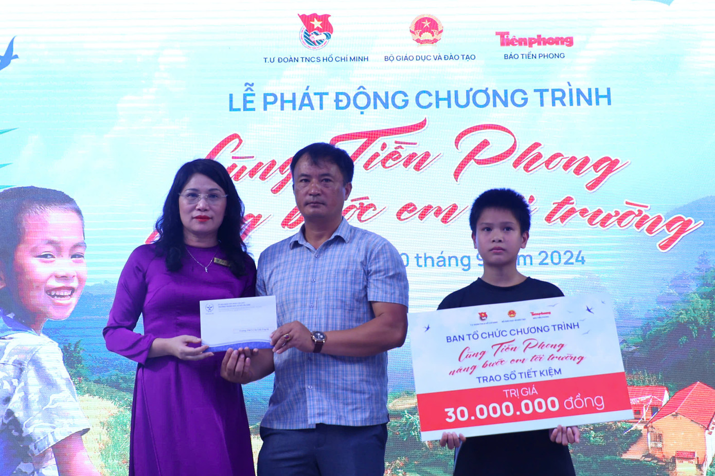 Trường THCS Cầu Giấy trao tặng Trường Tiểu học - THCS số 1 Phúc Khánh, huyện Bảo Yên, Lào Cai 20 triệu đồng.