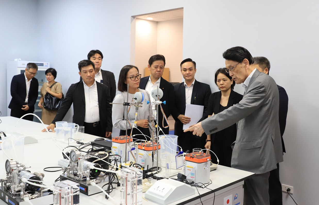 Đoàn Nghị sĩ Hạ viện và Đảng Dân chủ Tự do Nhật Bản thăm mô hình hệ thống cấp nước thích ứng với nguồn nước ô nhiễm đang triển khai nghiên cứu tại Trường ĐHXDHN. Đoàn Nghị sĩ Hạ viện và Đảng Dân chủ Tự do Nhật Bản thăm mô hình hệ thống cấp nước thích ứng với nguồn nước ô nhiễm đang triển khai nghiên cứu tại Trường ĐHXDHN.