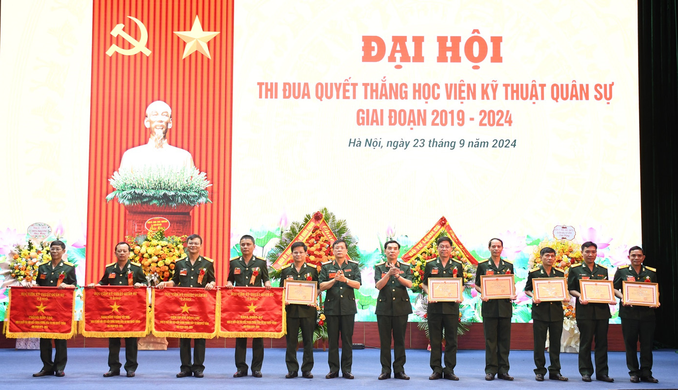 Các tập thể, cá nhân được khen thưởng tại Đại hội thi đua quyết thắng. Ảnh: Sỹ Điền Các tập thể, cá nhân được khen thưởng tại Đại hội thi đua quyết thắng. Ảnh: Sỹ Điền