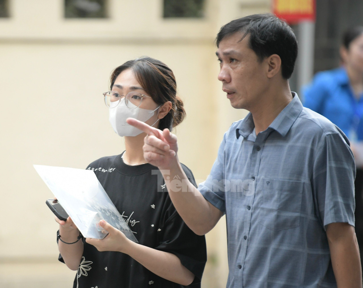 Thí sinh ở xa được phụ huynh tìm phòng trọ và có mặt tại Hà Nội từ hôm qua. Hôm nay, các em lại được bố mẹ đồng hành đến điểm thi.