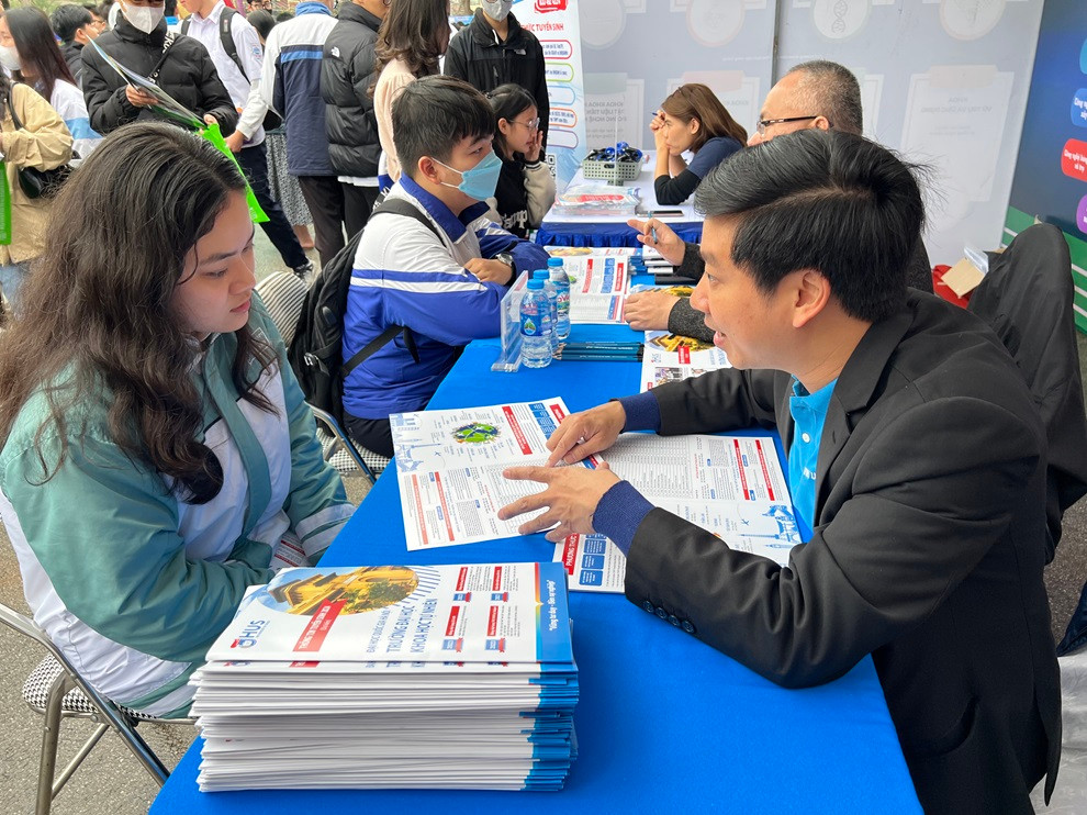 Thí sinh tìm hiểu thông tin tuyển sinh của Trường ĐH Khoa học Tự nhiên năm 2024.