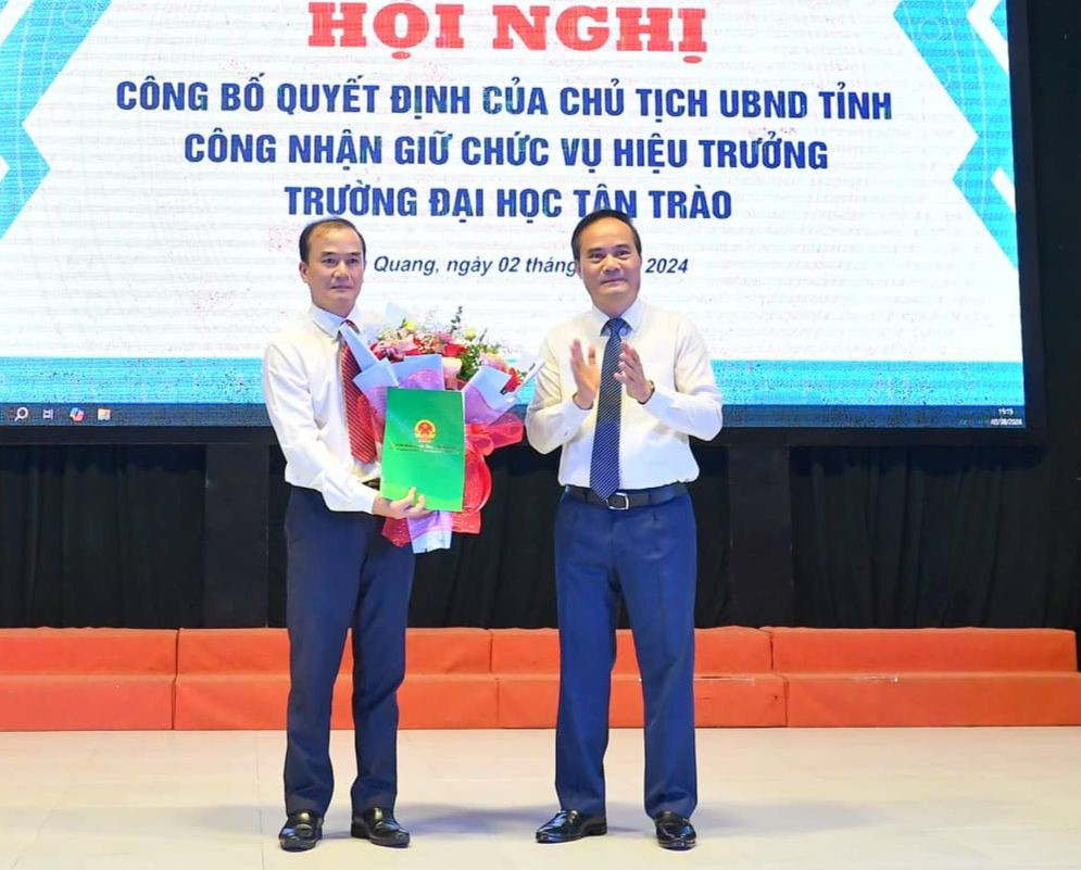 Ông Nguyễn Minh Anh Tuấn (người bên trái) nhận quyết định bổ nhiệm Hiệu trưởng Trường Đại học Tân Trào. Ảnh: Trường ĐH Tân Trào Ông Nguyễn Minh Anh Tuấn (người bên trái) nhận quyết định bổ nhiệm Hiệu trưởng Trường Đại học Tân Trào. Ảnh: Trường ĐH Tân Trào