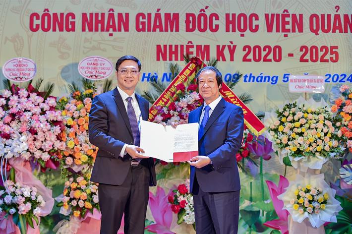 PGS.TS Phạm Văn Thuần (bên trái) nhận Quyết định bổ nhiệm làm Giám đốc Học viện Quản lý giáo dục từ Bộ trưởng Bộ GD&amp;ĐT Nguyễn Kim Sơn. Ảnh: Moet