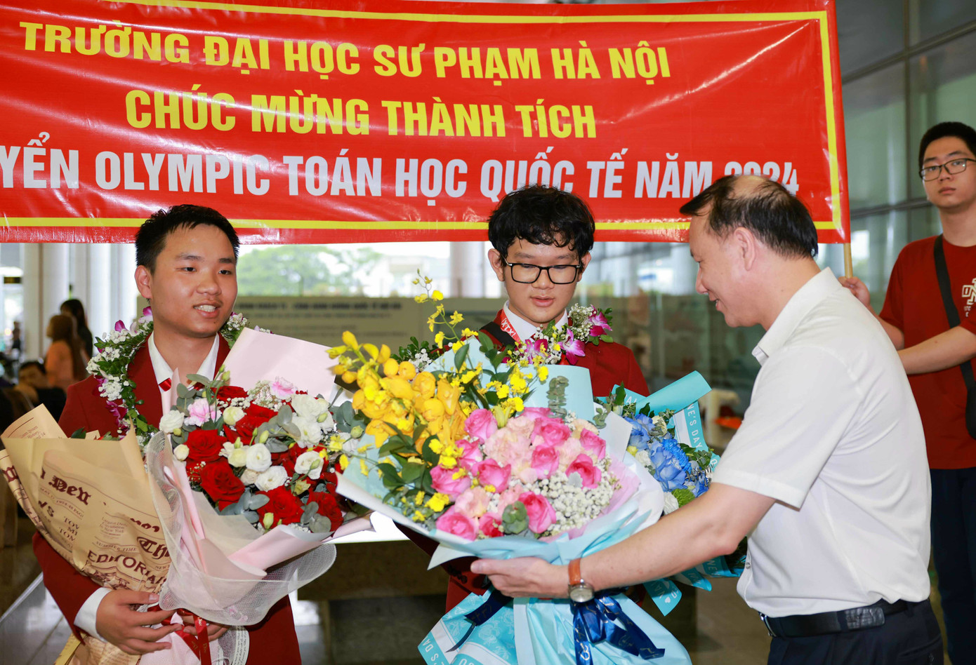 PGS.TS Nguyễn Đức Sơn, Hiệu trưởng Trường ĐH Sư phạm Hà Nội tặng hoa chúc mừng 2 học sinh của Trường THPT Chuyên Đại học Sư phạm Hà Nội trong đội tuyển Olympic Toán học năm 2024 của Việt Nam tham gia thi quốc tế tại Vương quốc Anh. PGS.TS Nguyễn Đức Sơn, Hiệu trưởng Trường ĐH Sư phạm Hà Nội tặng hoa chúc mừng 2 học sinh của Trường THPT Chuyên Đại học Sư phạm Hà Nội trong đội tuyển Olympic Toán học năm 2024 của Việt Nam tham gia thi quốc tế tại Vương quốc Anh.