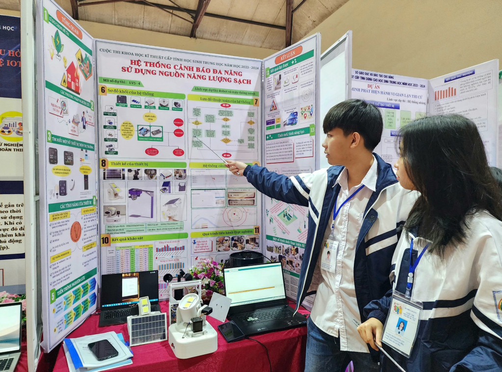 Dự án "Hệ thống cảnh báo đa năng sử dụng nguồn năng lượng sạch" của học sinh Trường THPT Chuyên Cao Bằng dự thi Khoa học kĩ thuật năm 2024. Ảnh: Thùy Linh