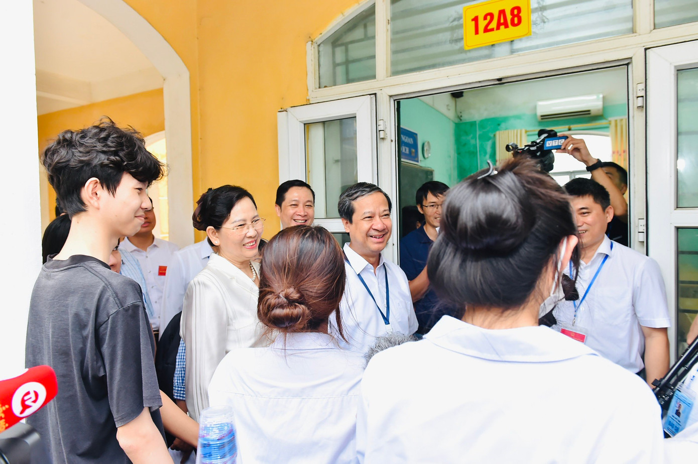 Bộ trưởng trò chuyện, động viên thí sinh tại điểm thi Trường THPT B Duy Tiên, Hà Nam trước giờ vào phòng thi Bộ trưởng trò chuyện, động viên thí sinh tại điểm thi Trường THPT B Duy Tiên, Hà Nam trước giờ vào phòng thi