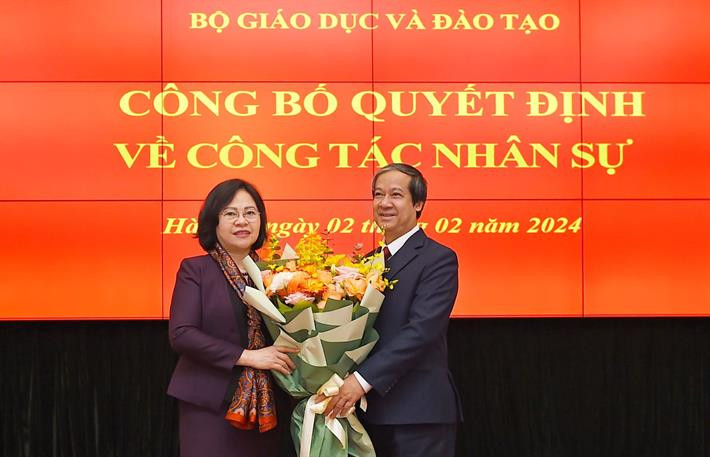 Bộ trưởng Nguyễn Kim Sơn tặng hoa nguyên Thứ trưởng Ngô Thị Minh (người bên trái) trong lễ công bố các Quyết định về công tác nhân sự.