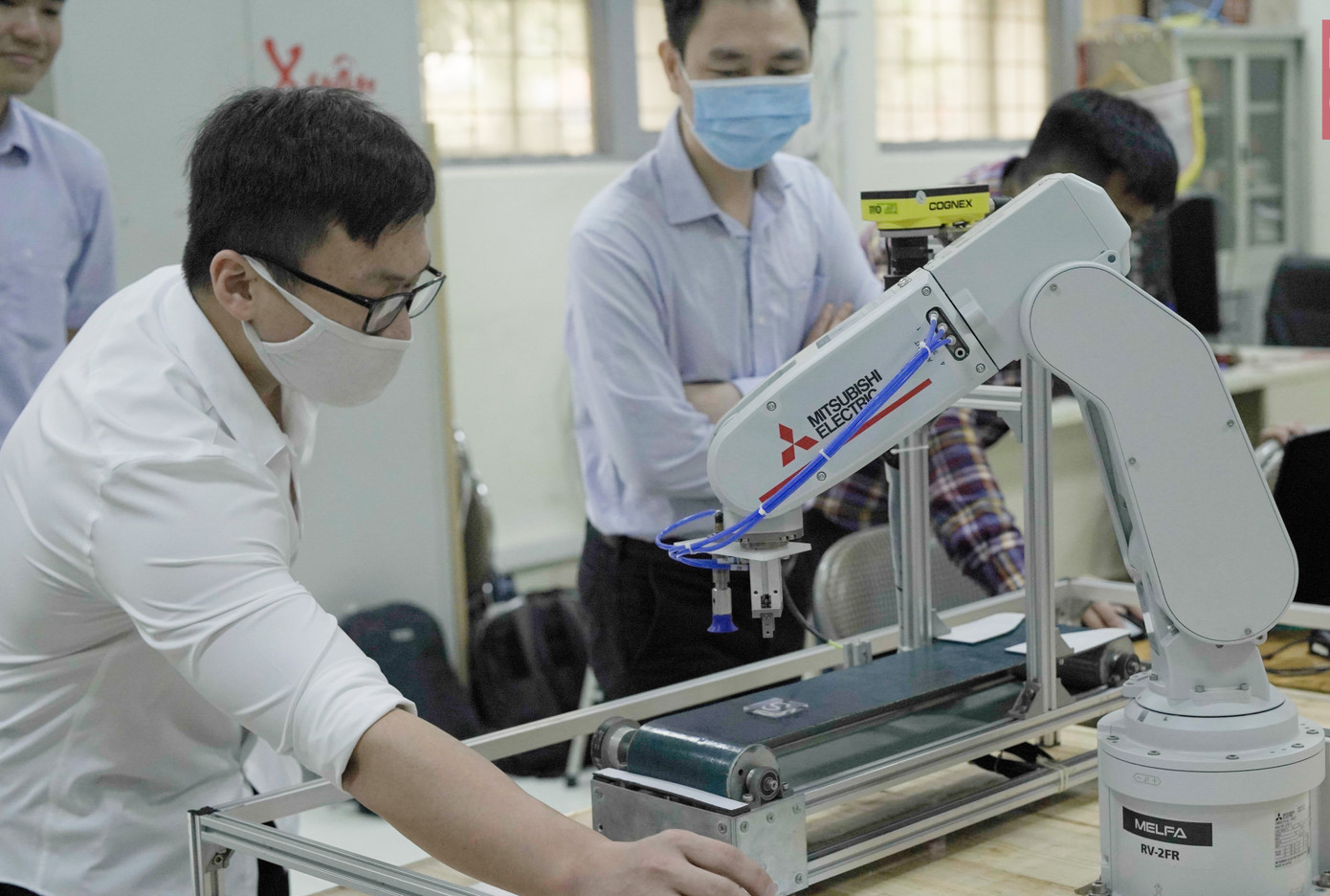 Robot công nghiệp trong giảng dạy tại ĐH Bách khoa Hà Nội