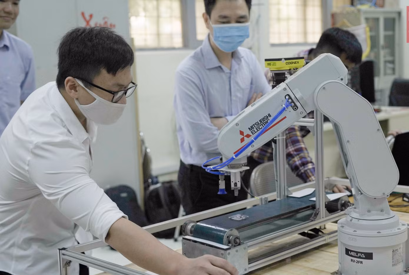 Robot công nghiệp trong giảng dạy tại ĐH Bách khoa Hà Nội