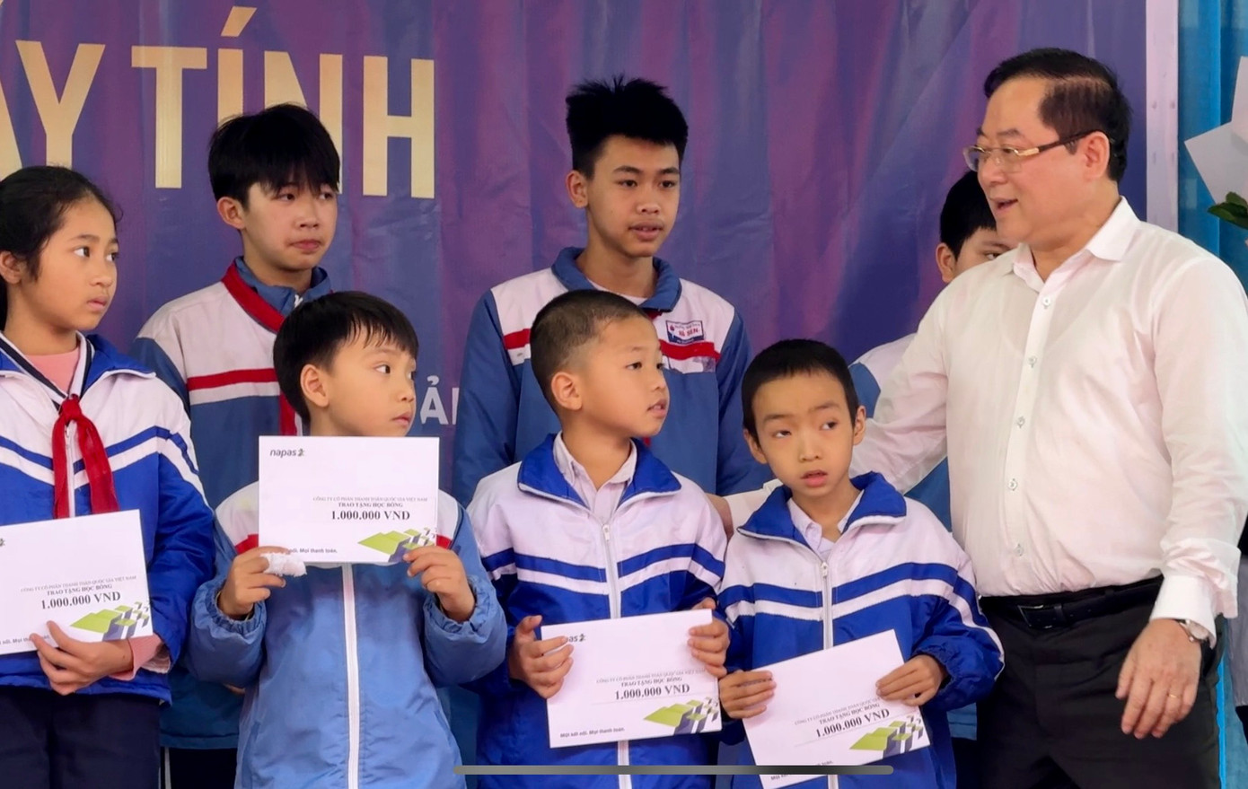 Nhà báo Lê Xuân Sơn trao học bổng cho học sinh khó khăn của Trường Tiểu học và THCS Hà Sen