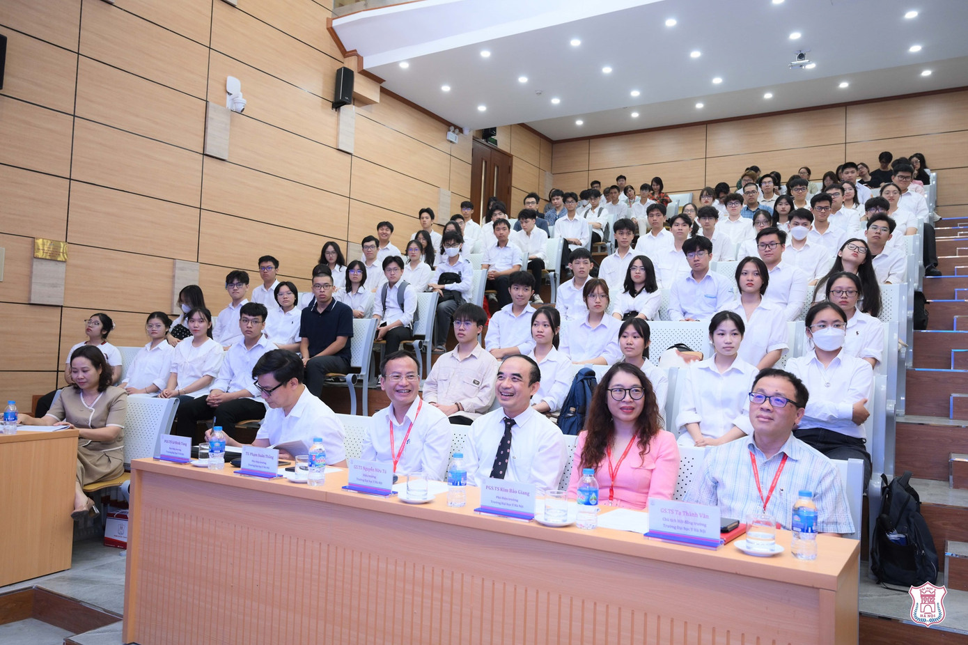 Ban Giám hiệu Trường ĐH Y Hà Nội gặp gỡ sinh viên thủ khoa, tuyển thẳng năm học 2024 - 2025. Ảnh: Phạm Hữu Linh