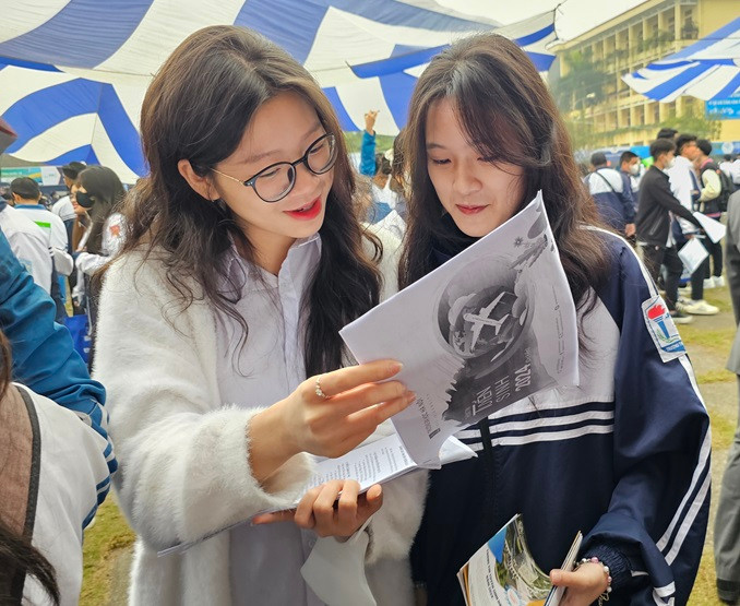 Hơn 6.000 thí sinh của tỉnh Hải Dương tham gia ngày hội Tư vấn tuyển sinh - Hướng nghiệp năm 2024 Hơn 6.000 thí sinh của tỉnh Hải Dương tham gia ngày hội Tư vấn tuyển sinh - Hướng nghiệp năm 2024