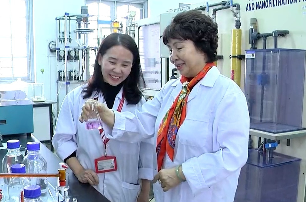 GS Đặng Kim Chi (người bên phải) trong phòng thí nghiệm của ĐHBK Hà Nội. Ảnh: Hust