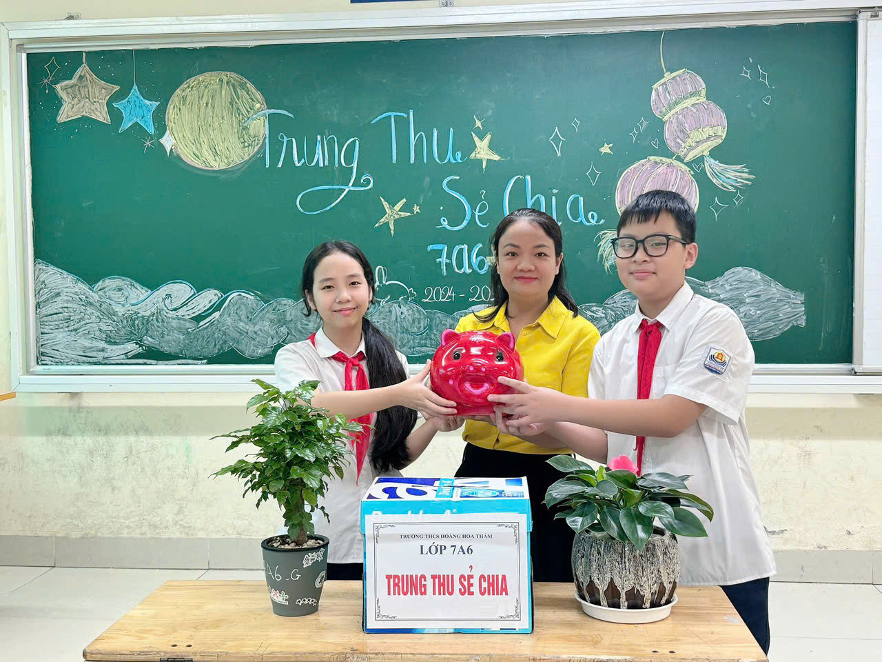 Học sinh Trường THCS Hoàng Hoa Thám sẻ chia cùng các bạn học sinh vùng lũ. Ảnh: Xuân Bách