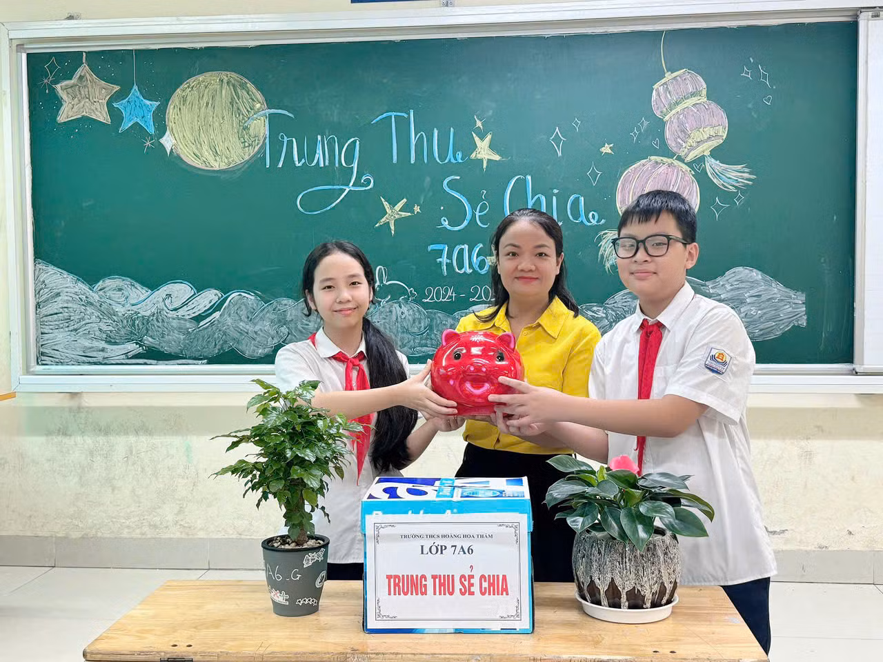 Học sinh Trường THCS Hoàng Hoa Thám sẻ chia cùng các bạn học sinh vùng lũ. Ảnh: Xuân Bách