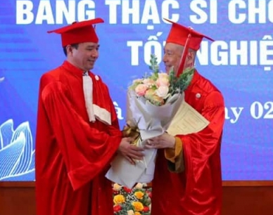 Thượng tọa Thích Chân Quang (người bên phải) trong lễ nhận bằng tiến sĩ năm 2021