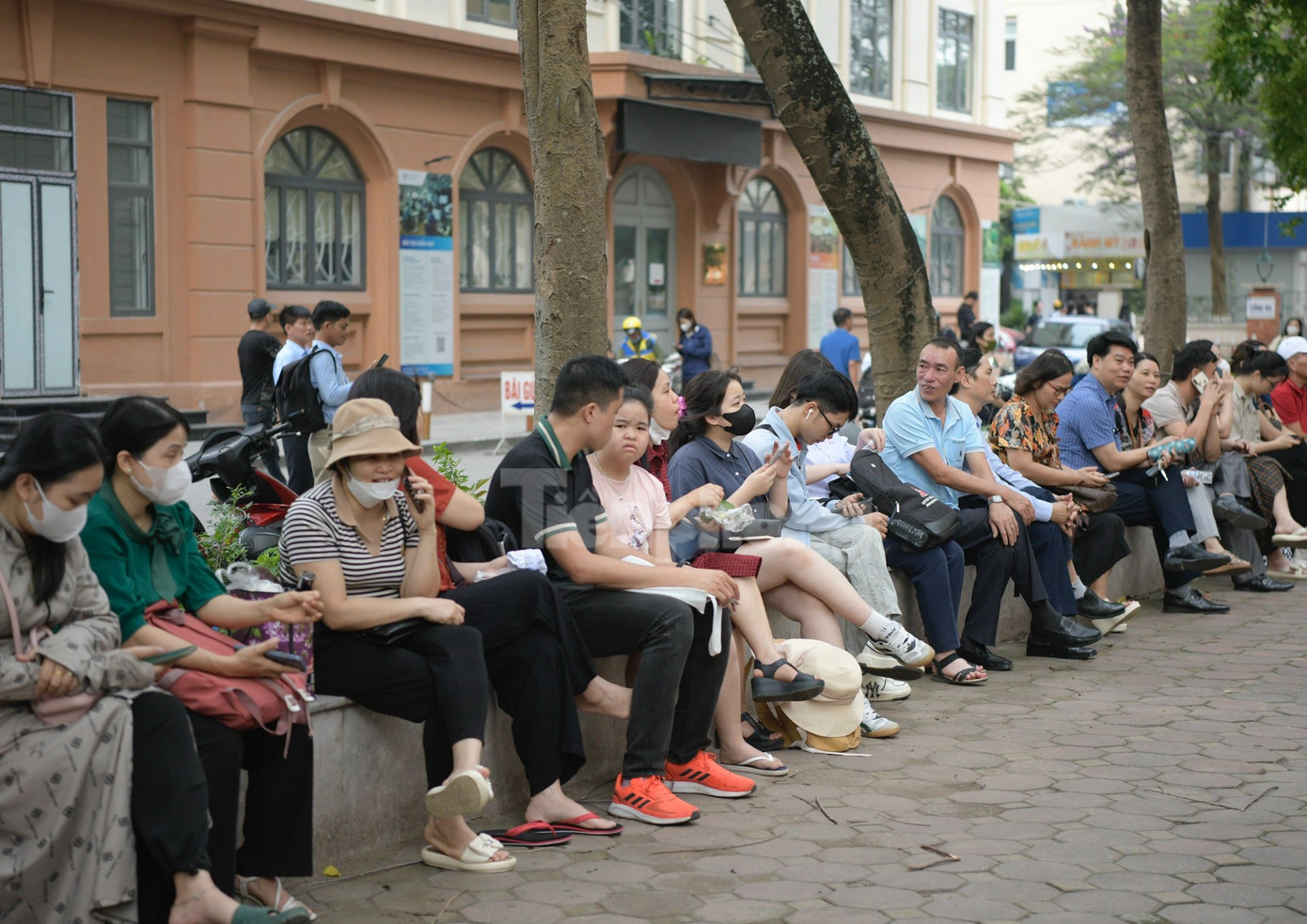 Thí sinh vào phòng thi, phụ huynh chờ đợi ngoài khu vực thi.