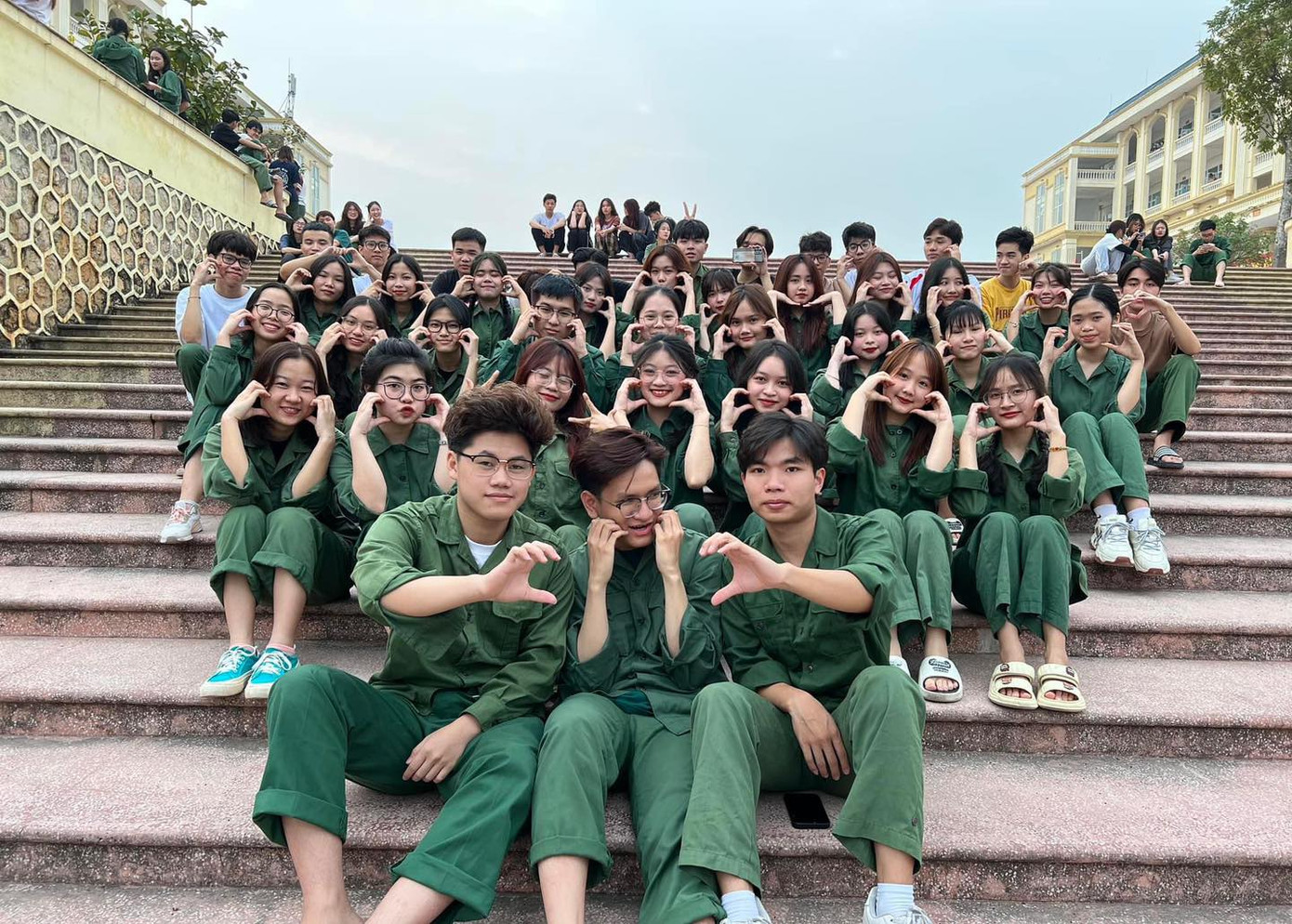 Sinh viên Trường ĐH Kinh tế Quốc dân trong kỳ học Giáo dục quốc phòng