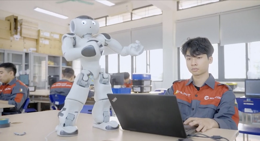 Sinh viên Khoa Cơ điện tử, Đại học Bách khoa Hà Nội cùng sản phẩm Robot Nao của Khoa. Ảnh: Hust
