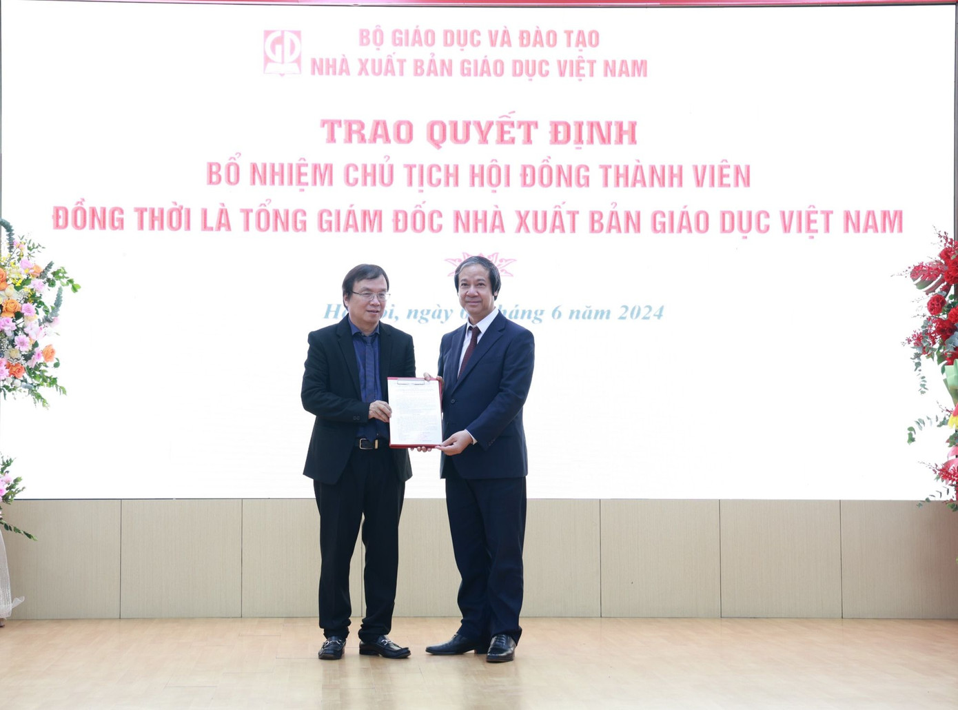 Ông Nguyễn Tiến Thanh (người bên trái) nhận Quyết định bổ nhiệm Chủ tịch Hội đồng thành viên đồng thời là Tổng giám đốc Nhà xuất bản Giáo dục Việt Nam. Ông Nguyễn Tiến Thanh (người bên trái) nhận Quyết định bổ nhiệm Chủ tịch Hội đồng thành viên đồng thời là Tổng giám đốc Nhà xuất bản Giáo dục Việt Nam.