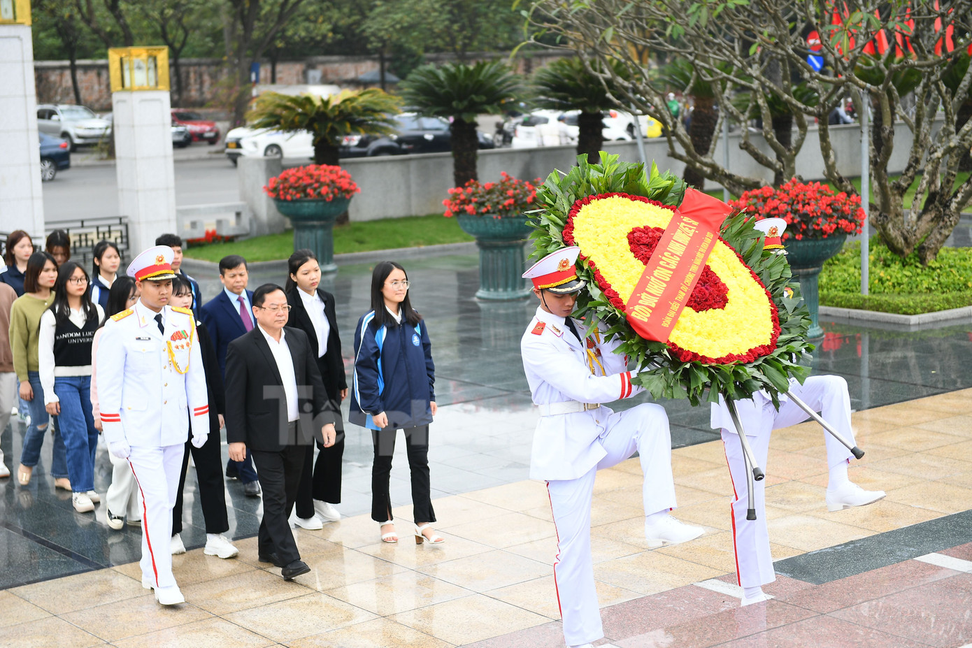 Đoàn dâng hương và đặt vòng hoa tại Đài tưởng niệm Bắc Sơn