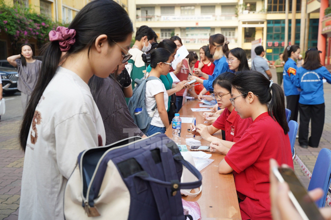 Nhận hướng dẫn thông tin cần thiết. Ảnh: Đức Nguyễn Nhận hướng dẫn thông tin cần thiết. Ảnh: Đức Nguyễn