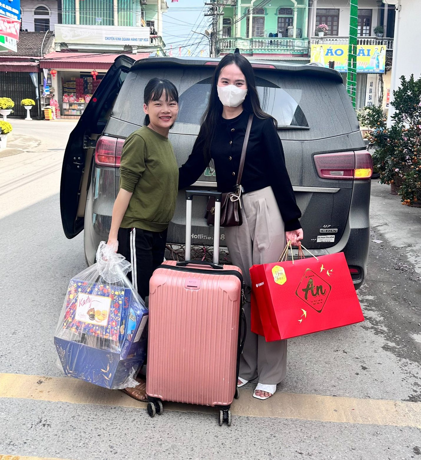 Chuyến xe 0 đồng đưa sinh viên khoa Khách sạn - Du lịch, Trường Đại học Thương mại về tới gia đình