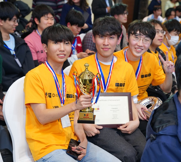 Đội NewTrend của Đại học Quốc gia Seoul (Hàn Quốc) giành ngôi vô địch Đội NewTrend của Đại học Quốc gia Seoul (Hàn Quốc) giành ngôi vô địch