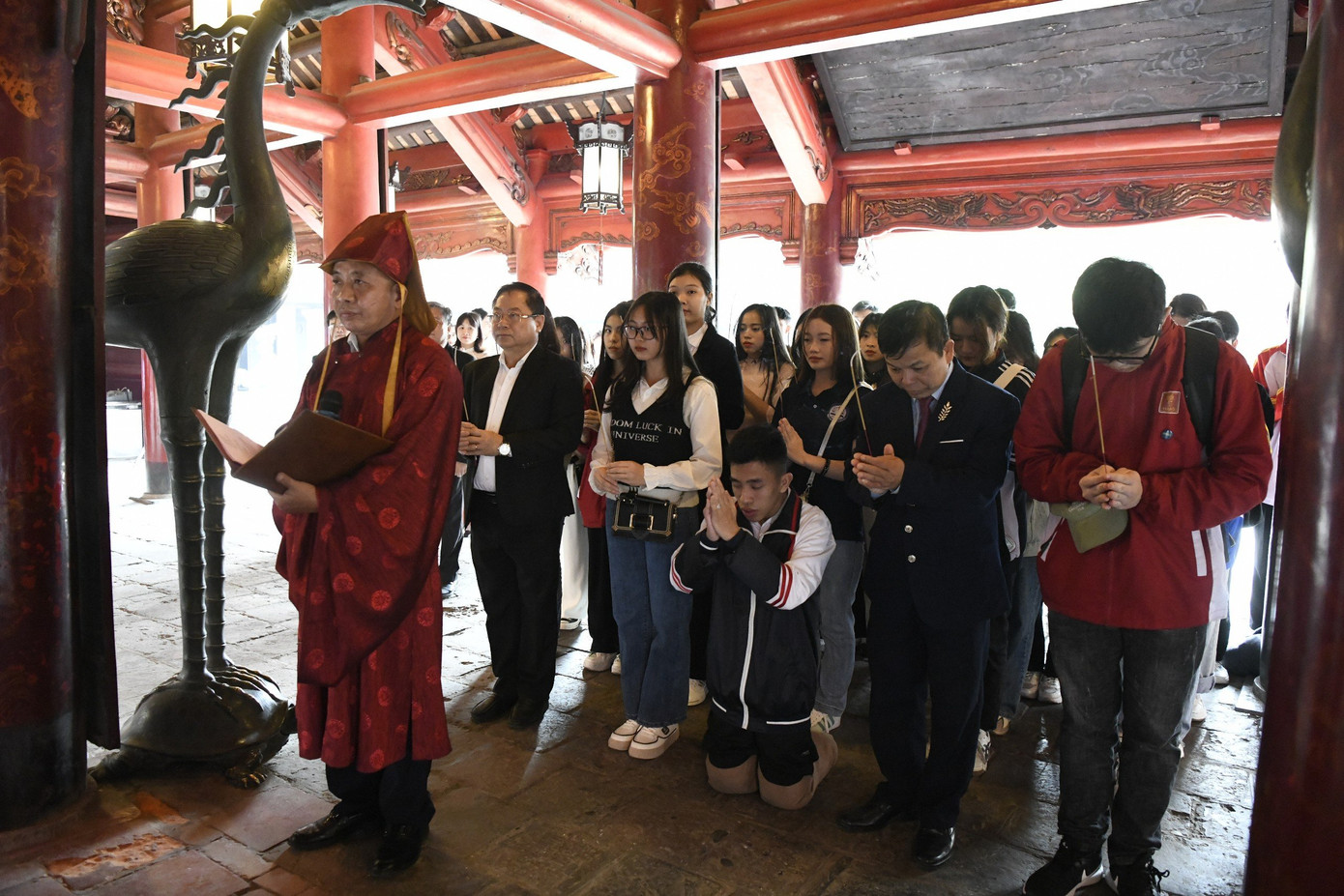 Dâng hương tại Văn miếu Quốc Tử Giám Dâng hương tại Văn miếu Quốc Tử Giám