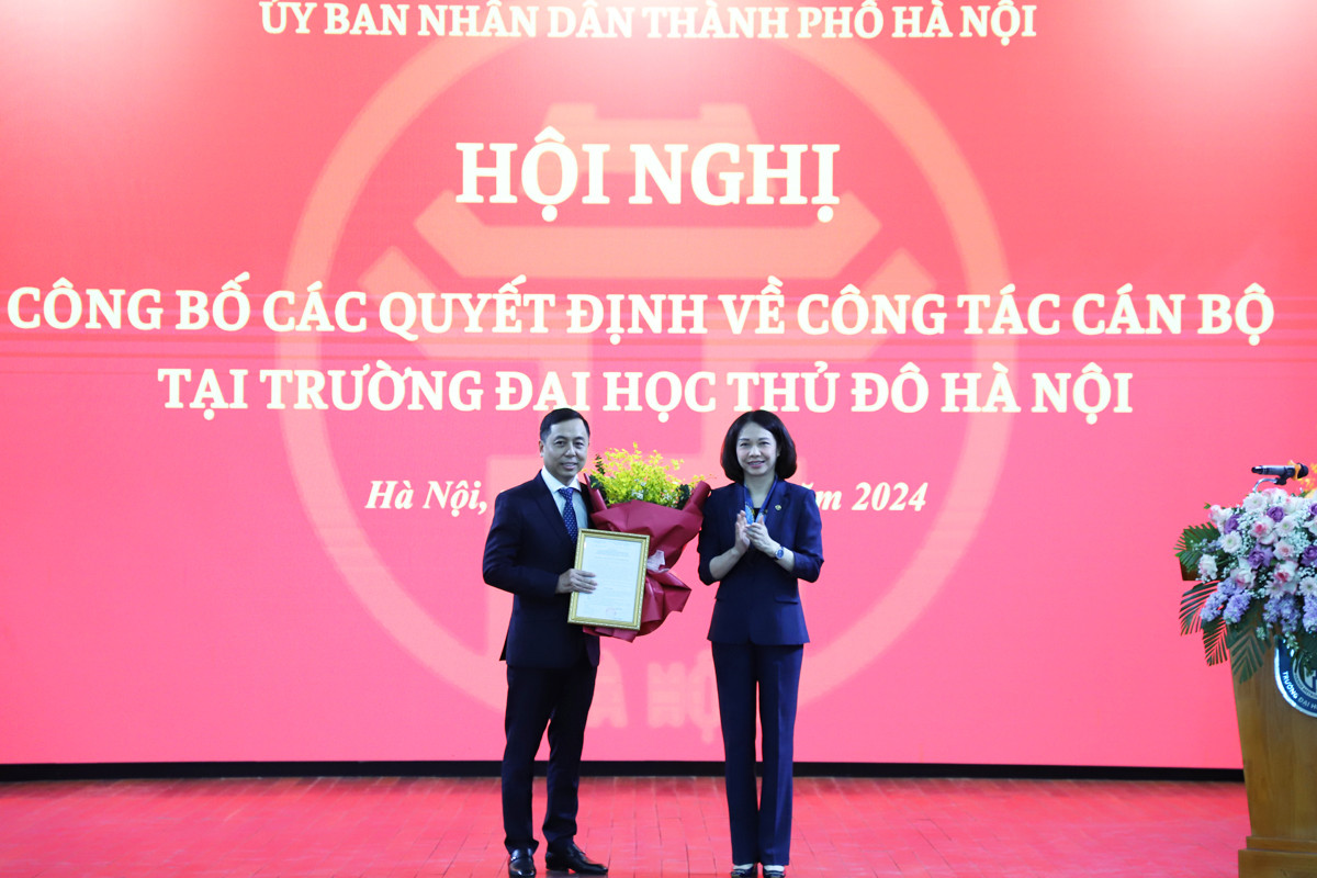 TS Đỗ Hồng Cường (người bên trái) trở thành tân Hiệu trưởng Trường Đại học Thủ đô Hà Nội