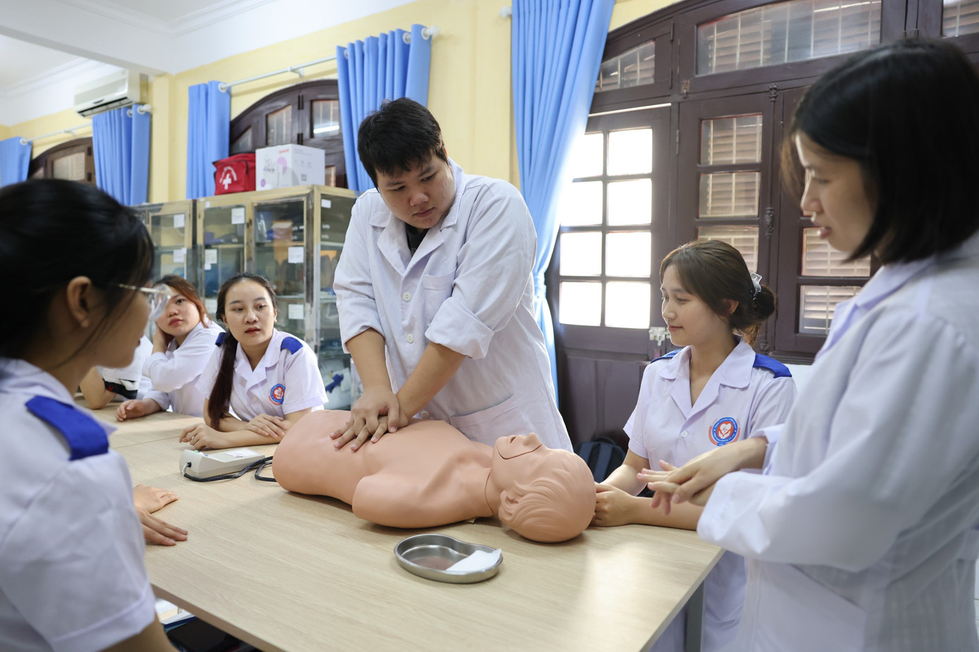 Sinh viên học ngành Điều dưỡng tại Trường Cao đẳng Đặng Văn Ngữ