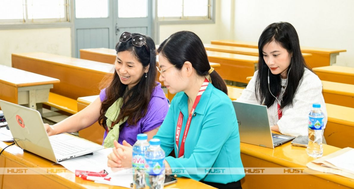 Một hội đồng phỏng vấn thí sinh tham gia xét tuyển tài năng diện 1.3 năm 2023 của ĐHBKHN Một hội đồng phỏng vấn thí sinh tham gia xét tuyển tài năng diện 1.3 năm 2023 của ĐHBKHN