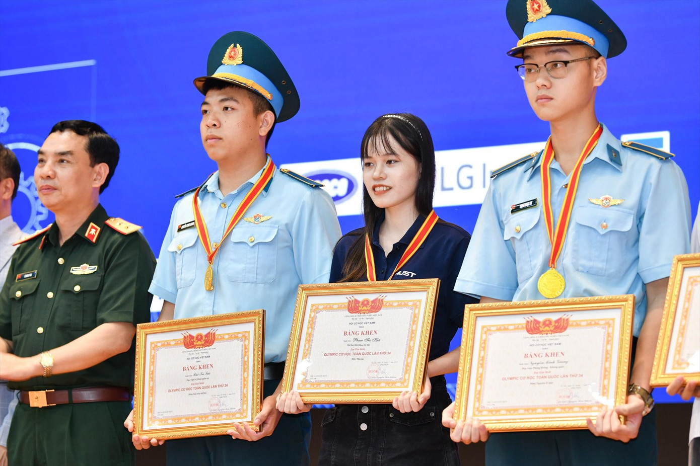 Phạm Thị Huê (thứ 2 từ Phải sang) tại lễ trao giải cuộc thi Olympic Cơ học toàn quốc lần thứ 34 năm 2024. Ảnh: Duy Thành