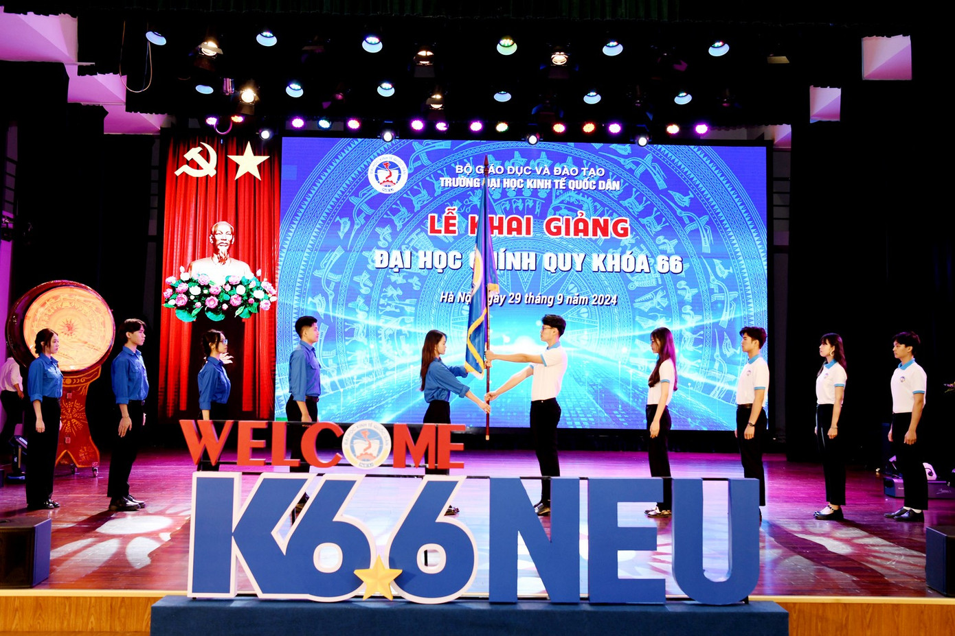 Lễ trao cờ truyền thống cho tân sinh viên. Lễ trao cờ truyền thống cho tân sinh viên.