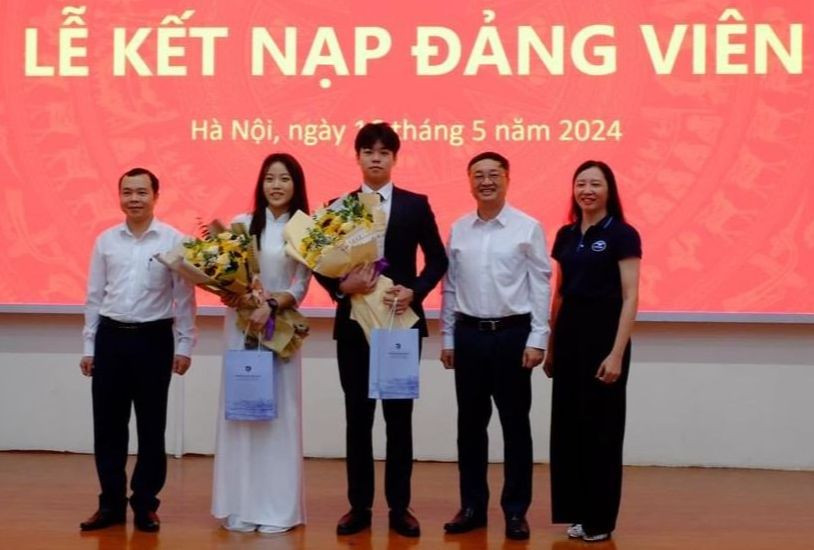 Lê Linh (đứng thứ hai từ trái sang), Hoàng Minh (đứng thứ ba từ trái sang là hai học sinh đầu tiên của Trường THPT chuyên Ngoại ngữ được kết nạp Đảng.