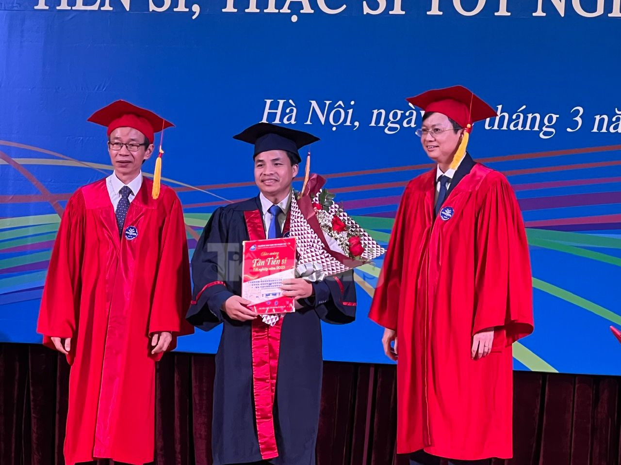 GS. TS Nguyễn Văn Minh (ngoài cùng bên trái) trao bằng tiến sĩ cho nghiên cứu sinh.