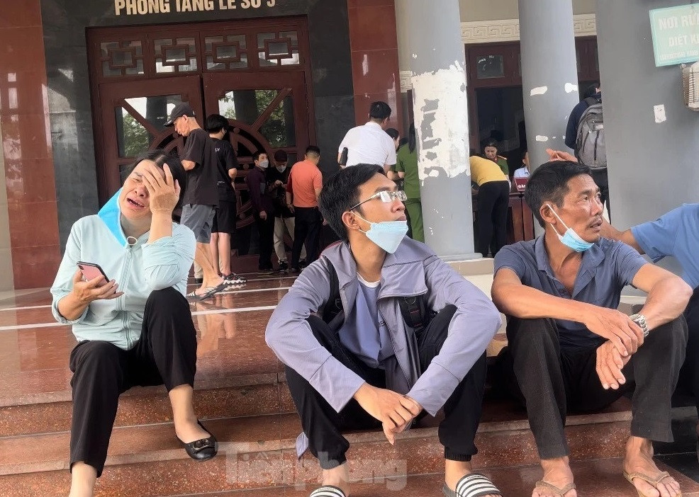 Mẹ Nguyễn X. K nghẹn ngào nhận tin dữ về con trai. Ảnh: Lộc Liên