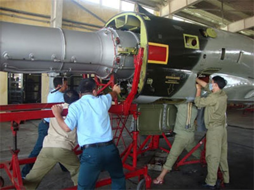Bảo dưỡng máy bay tại Xưởng Bảo dưỡng kỹ thuật, Trường Sĩ quan Không quân. Ảnh: Trường Sĩ quan Không quân