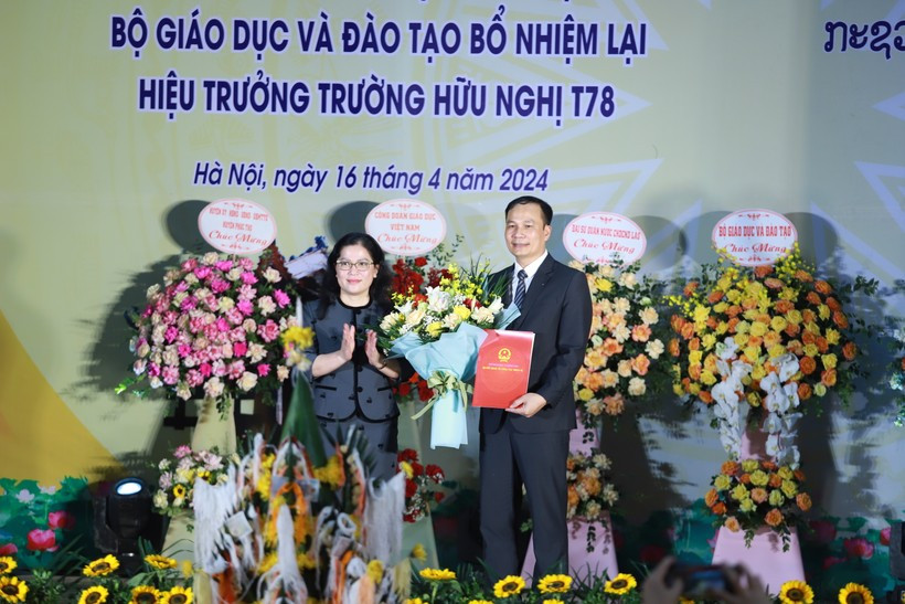 Ông Lê Phú Thắng (người bên phải) nhận quyết định bổ nhiệm lại Hiệu trưởng Trường Hữu nghị T78. Ảnh: Đình Tuệ Ông Lê Phú Thắng (người bên phải) nhận quyết định bổ nhiệm lại Hiệu trưởng Trường Hữu nghị T78. Ảnh: Đình Tuệ
