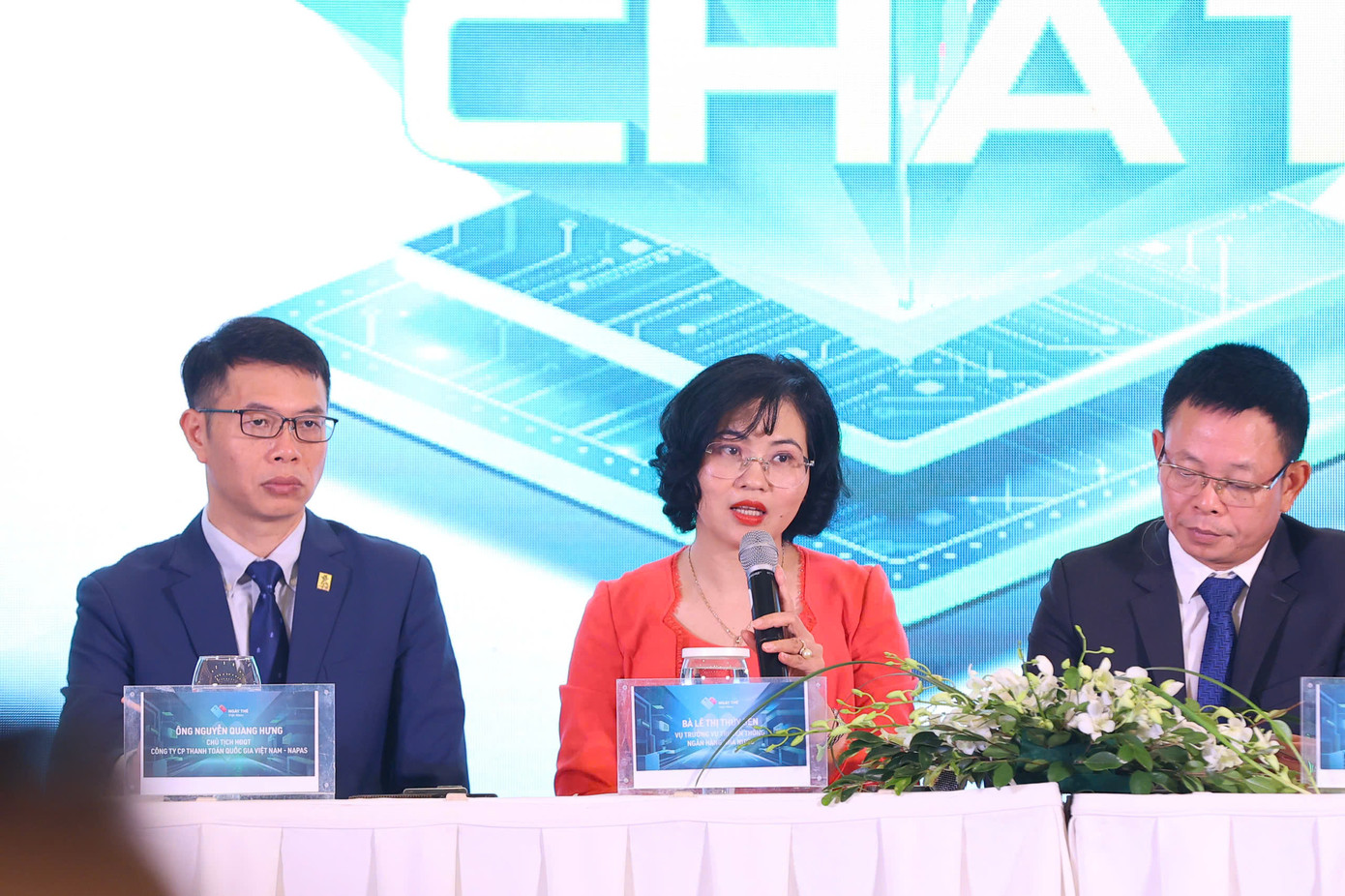 Bà Lê Thị Thúy Sen (ngồi giữa), Vụ trưởng Vụ Truyền thông, Ngân hàng Nhà nước, chia sẻ thông tin tại Họp báo Ngày Thẻ Việt Nam năm 2024. Ảnh: Trọng Tài. Bà Lê Thị Thúy Sen (ngồi giữa), Vụ trưởng Vụ Truyền thông, Ngân hàng Nhà nước, chia sẻ thông tin tại Họp báo Ngày Thẻ Việt Nam năm 2024. Ảnh: Trọng Tài.