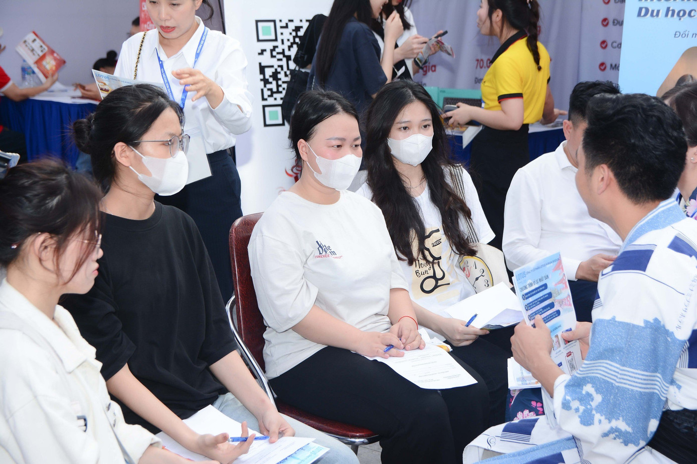 Sinh viên tìm hiểu thông tin tuyển dụng. Ảnh Quốc Việt Sinh viên tìm hiểu thông tin tuyển dụng. Ảnh Quốc Việt