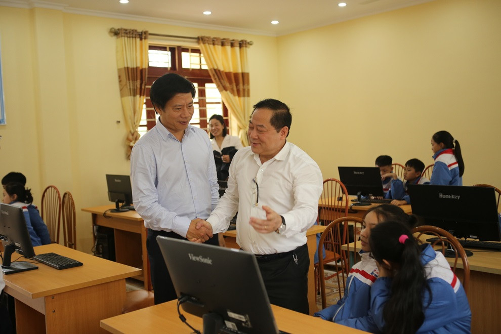 Ông Nguyễn Quang Minh (bên trái)– Tổng giám đốc Công ty cổ phần Thanh toán quốc gia Việt Nam Napas, Phó Trưởng Ban tổ chức Ngày Thẻ Việt Nam lần thứ 3 – năm 2023 và Nhà báo Lê Xuân Sơn tại phòng học máy tính