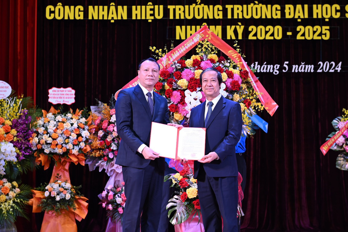 Bộ trưởng Bộ GD&ĐT Nguyễn Kim Sơn trao Quyết định công nhận Hiệu trưởng Trường ĐH Sư phạm Hà Nội cho PGS.TS Nguyễn Đức Sơn (người bên trái). Bộ trưởng Bộ GD&ĐT Nguyễn Kim Sơn trao Quyết định công nhận Hiệu trưởng Trường ĐH Sư phạm Hà Nội cho PGS.TS Nguyễn Đức Sơn (người bên trái).