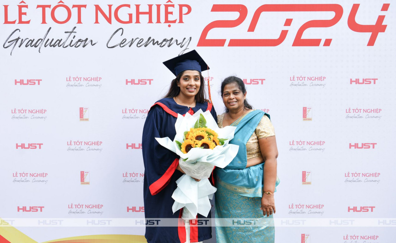 Withanage tại lễ tốt nghiệp ngày 11/5 Withanage tại lễ tốt nghiệp ngày 11/5